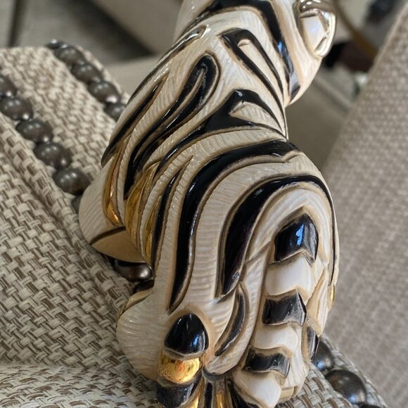 White Tiger - De Rosa Collection #773 - Hand Carved and Painted Ceramic Figurine - Picture 3 of 10